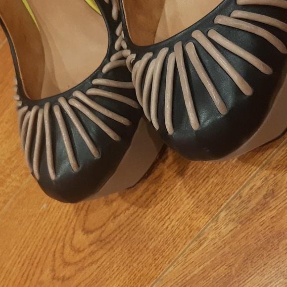 L.A.M.B. Taupe Black Leather HOLIDAY Platform Heels Pumps 6.5 m - Picture 7 of 8